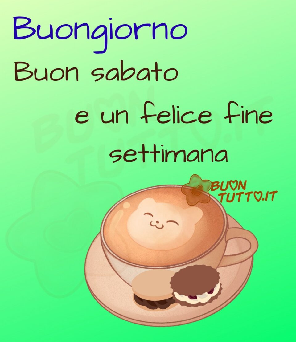 disegno di un simpatico cappuccino con sopra disegnato una faccina di un gattino sorridente e sul piattino della tazza ci sono due biscottini uno al gusto di cioccolato e l'altro di vaniglia e gocce di cioccolato, lo sfondo dell'immagine è verde brillante e sopra c'è scritto buongiorno buon sabato e un felice fine settimana. Una raccolta di nuove bellissime Immagini di Buon Sabato da scaricare gratis e condividere con amici parenti gruppi tramite WhatsApp Facebook Twitter Pinterest Telegram Instagram autore buontutto.it