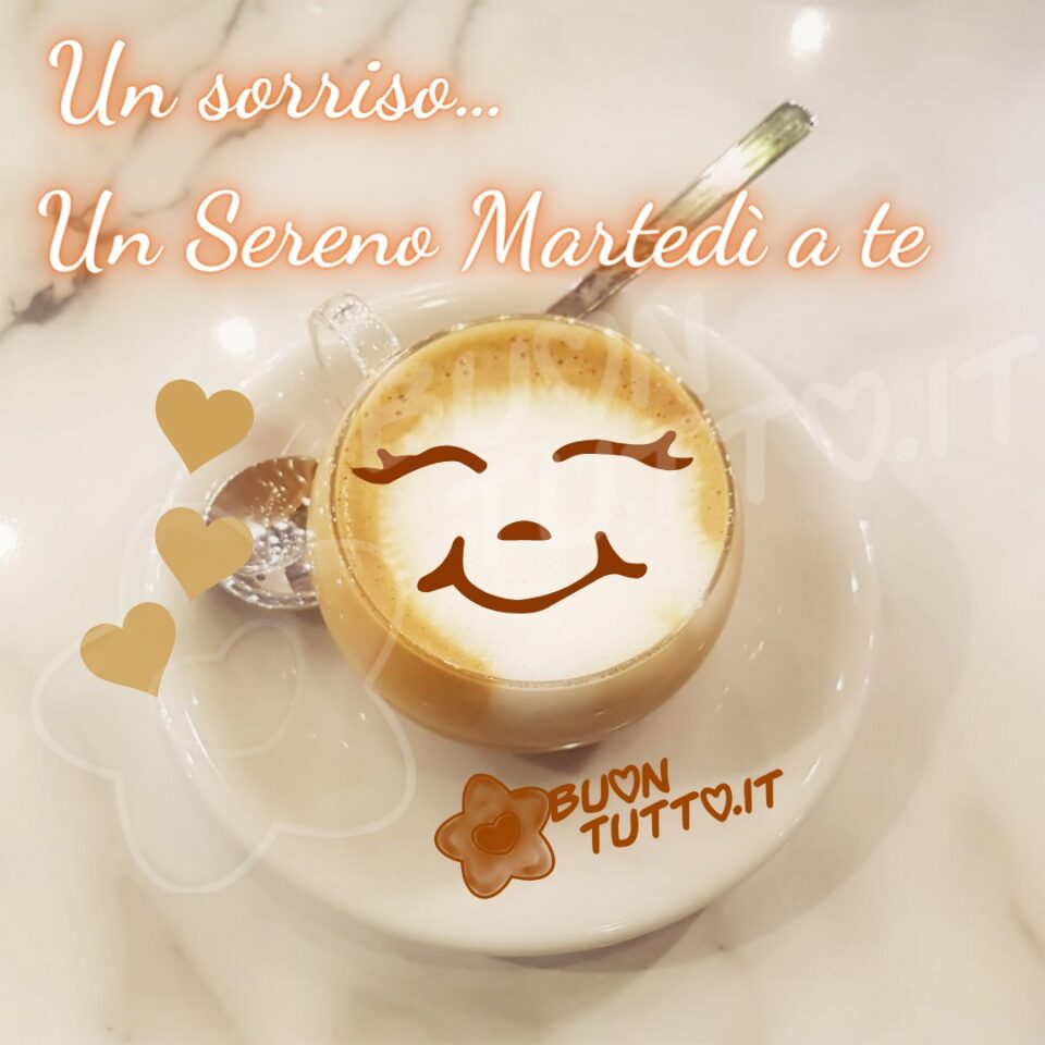 immagine molto luminosa con un cappuccino con faccina sorridente e con tre cuori di color beige con scritto un sorriso e un sereno martedì a te una raccolta di nuove bellissime immagini di buon martedì da scaricare gratis e condividere con amici parenti gruppi tramite WhatsApp Facebook Twitter Pinterest Telegram Instagram sito buontutto.it