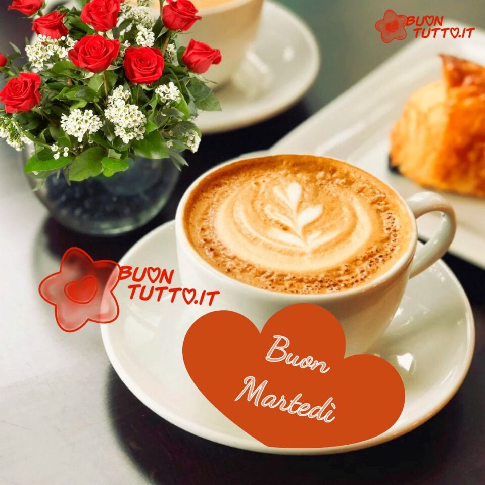 un caldo cappuccino con due cuori con scritto buon martedì e un vaso di vetro con delle delicate roselline rosse da scaricare gratis e condividere con amici parenti gruppi tramite WhatsApp Facebook Twitter Pinterest Telegram Instagram creata da buontutto.it