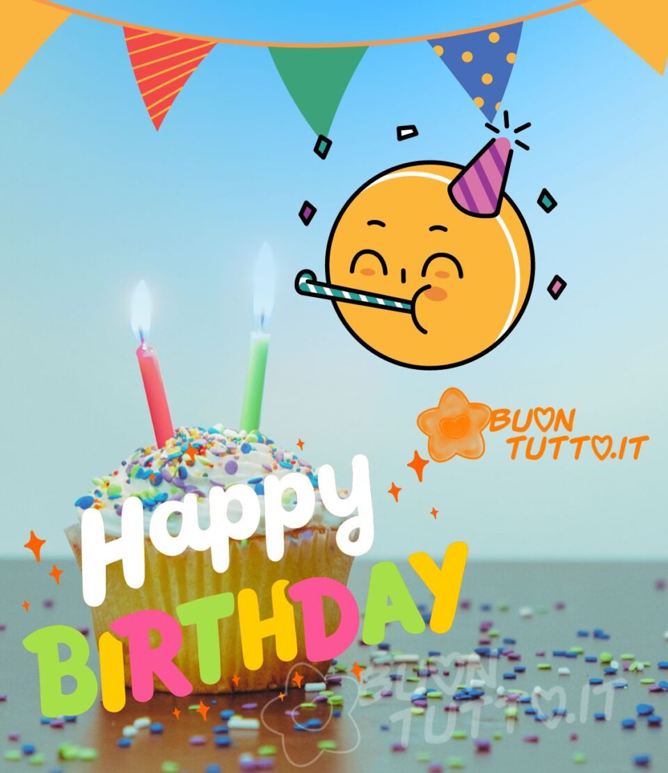 immagini-buon-compleanno-happy-birthday-simpatica-festa-torta-buontutto foto di un muffin con panna decorato con tanti zuccherini di diversi colori e sopra due candeline accese quella a sinistra di colore rosa e quella a destra di colore verde, gli zuccherini colorati sono anche sparsi sul tavolo tutt'intorno al muffin come dei coriandoli e sopra di esso c'è scritto Happy Birthday. In alto nell'immagine ci sono le bandierine colorate e c'è inserito uno emoji con cappellino da festa che suona una trombetta con coriandoli attorno alla testa. Una raccolta di nuove bellissime Immagini di Buon Compleanno da scaricare gratis e condividere con amici parenti gruppi tramite WhatsApp Facebook Twitter Pinterest Telegram Instagram autore buontutto.it