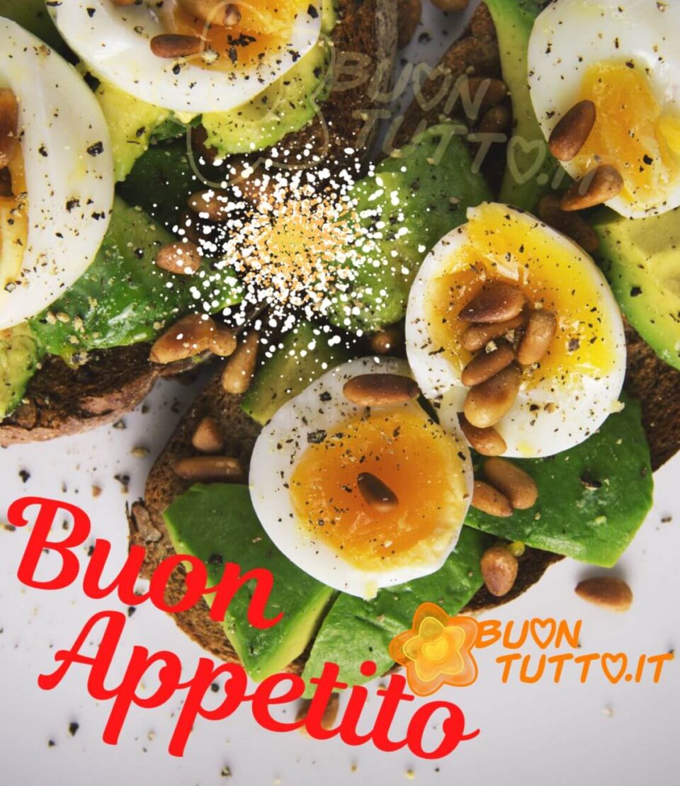 foto di un colorato piatto di fette di pane ai cerali con sopra dell'avocado e delle uova alla coque con dei pinoli tostati e una spruzzata di semi vari. Nell'immagine ci sono disegnati dei puntini bianchi e gialli che lo rendono più invitante. In basso di colore rosso c'è scritto Buon appetito da scaricare gratis e condividere con amici parenti gruppi tramite WhatsApp Facebook Twitter Pinterest Telegram Instagram autore buontutto.it