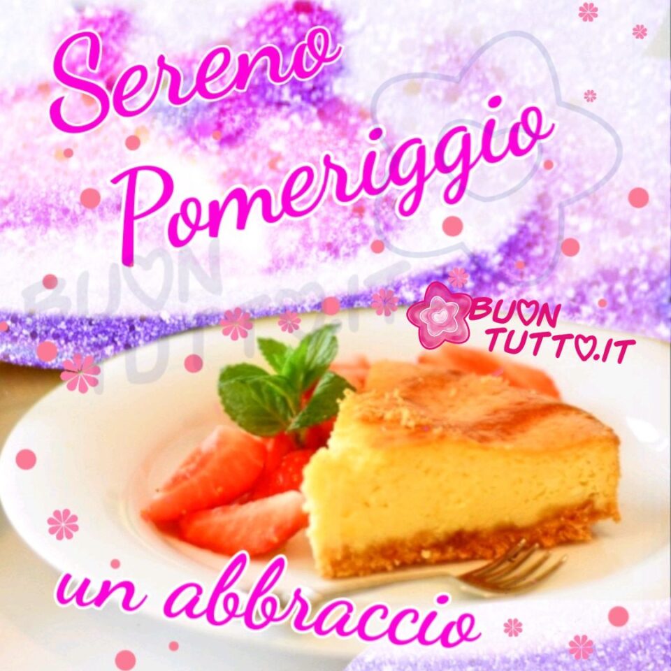 Immagini di Buon Pomeriggio. Foto di una fetta di cheesecake su un piatto di ceramica bianca con dei pezzetti di fragole e un ciuffo di menta posti sul lato sinistro della  fetta di torta mentre alla sua destra una forchettina da dolce. Lo sfondo è di colore viola chiaro, bianco e viola tutto glitterato con tantissimi effetti luminosi e diversi piccoli fiorellini e puntine di diverse dimensioni e di colore rosa. In alto nell'immagine di colore fucsia con contorni bianchi c'è scritto Sereno Pomeriggio e in basso c'è scritto un abbraccio da scaricare gratis e condividere con amici parenti gruppi tramite WhatsApp Facebook Twitter Pinterest Telegram Instagram autore buontutto.it 