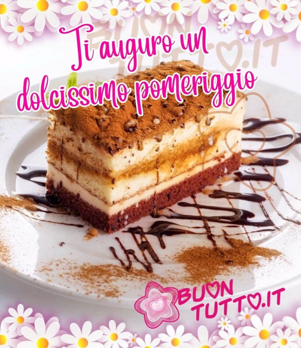 Foto di un'invitante fetta di torta al tiramisù su un piatto di ceramica bianca decorato con della glassa al cioccolato che forma una griglia e una spruzzata di cacao, nella parte alta e nella parte bassa dell'immagine ci sono disegnate tantissime margherite di colore bianco con il centro giallo. In alto dell'immagine sotto le margherite c'è scritto di colore fucsia con contorno bianco in un carattere corsivo molto elegante Ti auguro un dolcissimo pomeriggio. Un'immagine che trasmette gioia e bellezza da scaricare gratis e condividere con amici parenti gruppi tramite WhatsApp Facebook Twitter Pinterest Telegram Instagram autore buontutto.it 