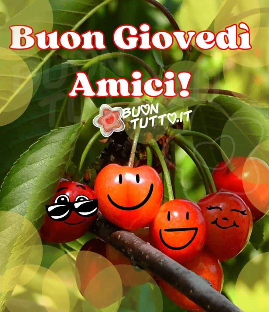 foto di un ramo di albero di ciliegie con un grappolo di ciliegie in primo piano, su quattro ciliegie ci sono disegnate delle simpatiche faccine sorridenti, la prima a sinistra ha le sopracciglie alzate e un sereno sorriso, indossa gli occhiali da sole un po' abbassati facendo vedere gli occhi, la seconda ha un gran sorriso gioviale, la terza ha un sorriso allegro e l'ultima ha un sorriso affettuoso e dolce. Nell'immagine ci sono effetti luce che creano un'atmosfera serena e spensierata. Un'immagine che trasmette allegria e gioia. Una raccolta di nuove bellissime Immagini di Buon giovedì da scaricare gratis e condividere con amici parenti gruppi tramite WhatsApp Facebook Twitter Pinterest Telegram Instagram creata da buontutto.it