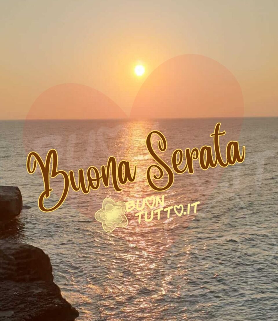 Foto di un bellissimo tramonto sul mare con al centro un cuore rosso trasparente con al centro scritto buona serata in carattere corsivo elegante di colore marrone e contorno giallo. Un'immagine che trasmette tranquillità e bellezza. Una raccolta di nuove bellissime Immagini di Buona serata da scaricare gratis e condividere con amici parenti gruppi tramite WhatsApp, Facebook, X Twitter,  Pinterest, Telegram e Instagram autore buontutto.it