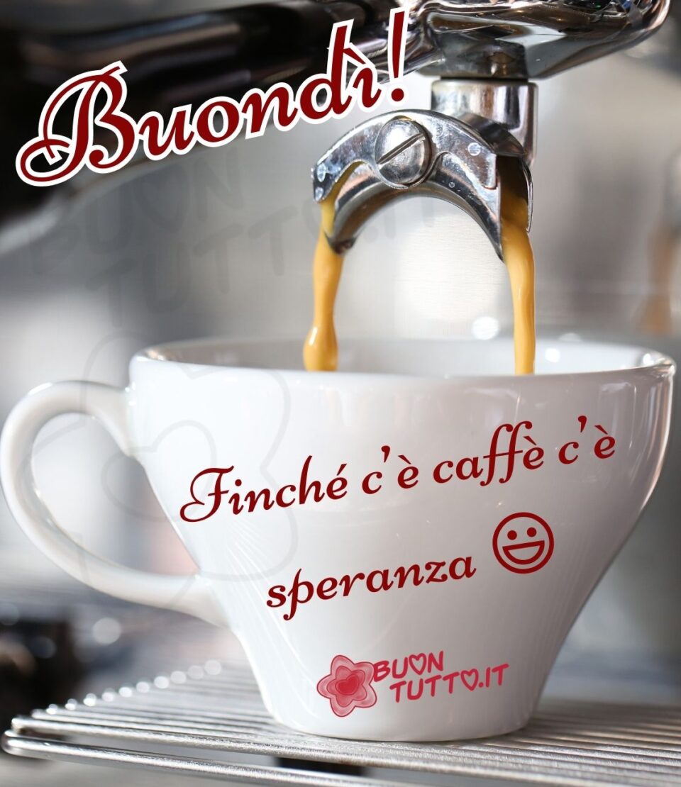 immagini-buongiorno-buon-caffè-speranza-emoji-sorridente-buondì-buontutto foto di una bianchissima tazza da caffè in ceramica in cui viene versato da una macchina da caffè espresso un gustoso caffè, sopra la tazzina c'è scritto con un carattere corsivo elegante di colore bordeaux Finché c'è caffè c'è speranza e un simpatico smile con un gran sorriso di colore bianco e contorno bordeaux, nell' angolo a sinistra della parte alta dell'immagine c'è scritto buondì con un punto esclamativo con lo stesso carattere della frase di colore marrone e contorno bianco. Un'immagine che trasmette buonumore ed energia. Una raccolta di nuove bellissime Immagini di Buongiorno con caffè da scaricare gratis e condividere con amici parenti gruppi tramite WhatsApp Facebook Twitter Pinterest Telegram Instagram autore buontutto.it
