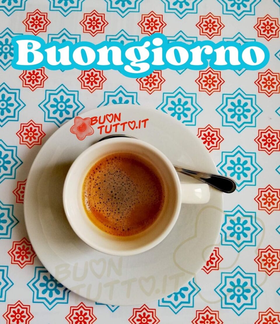 foto di una tazzina di cremoso e invitante caffè di ceramica bianca con piattino e cucchiaino color argento appoggiata sopra una tovaglietta in stile vintage in pvc dai colori azzurri e arancioni con sfondo bianco, nella parte alta dell'immagine c'è scritto buongiorno di colore bianco e contorno azzurro. Un'immagine che esprime la dolce serenità del quotidiano. Una raccolta di nuove bellissime Immagini di Buongiorno con caffè da scaricare gratis e condividere con amici parenti gruppi tramite WhatsApp, Facebook, Twitter, Pinterest, Telegram e Instagram autore buontutto.it