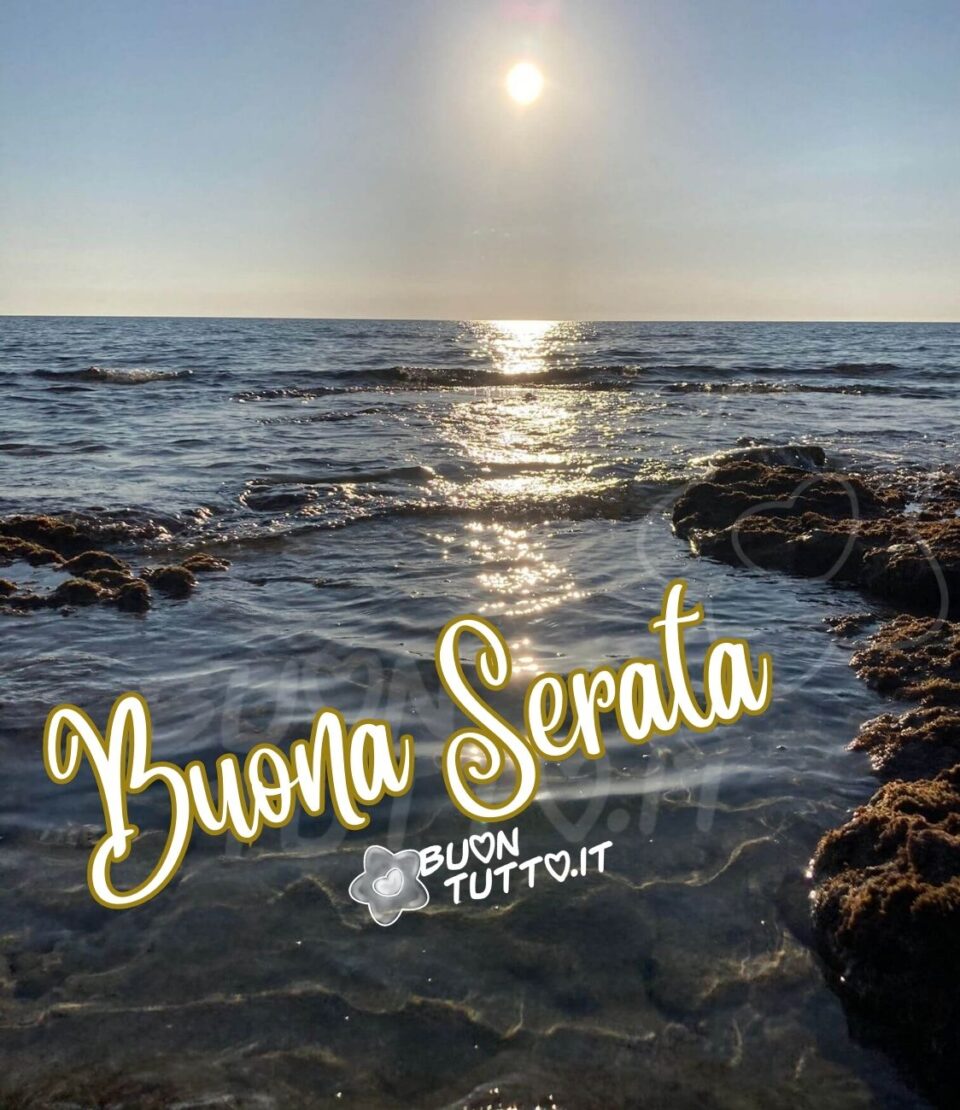 Foto di uno splendido tramonto su un mare cristallino con suggestivi scogli. Nella parte bassa dell'immagine c'è scritto in un carattere corsivo elegante buona serata di colore bianco e contorno dorato. Una magnifica immagine che trasmette la poesia di un tramonto sul mare. Una raccolta di nuove bellissime Immagini di Buona serata da scaricare gratis e condividere con amici parenti gruppi tramite WhatsApp Facebook Twitter Pinterest Telegram Instagram autore buontutto.it