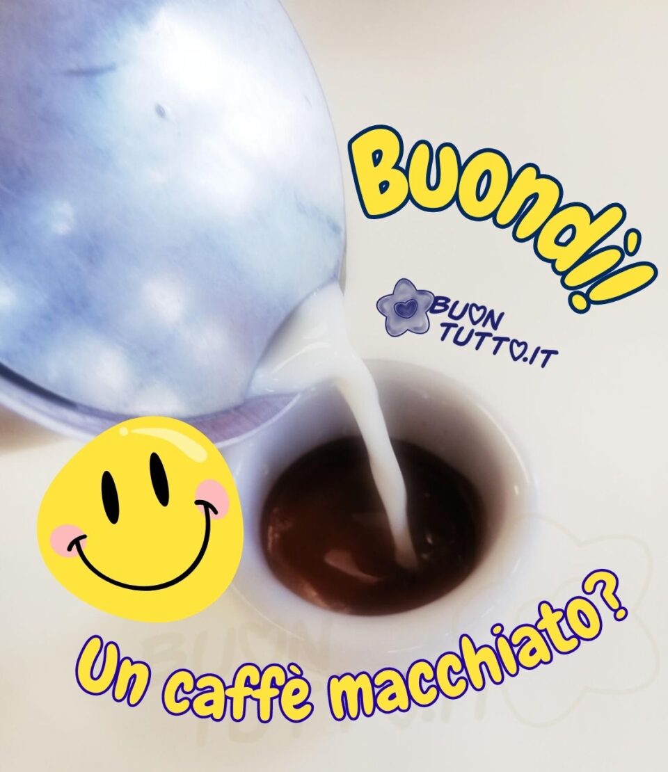 Foto di un bricco per latte  che sta versando il latte in un una tazzina di caffè tra il bricco e la tazzina c'è disegnato un emoji felice con guancette rosa. Nella parte alta a destra dell'immagine c'è scritto in forma semicircolare buondì di colore giallo chiaro e contorno blu, nella parte bassa in forma semicircolare c'è scritto un caffè macchiato con punto esclamativo dello stesso colore. Un'immagine che esprime vitalità e gioia. Una raccolta di nuove bellissime Immagini di Buongiorno con caffè da scaricare gratis e condividere con amici parenti gruppi tramite WhatsApp Facebook Twitter Pinterest Telegram Instagram autore buontutto.it