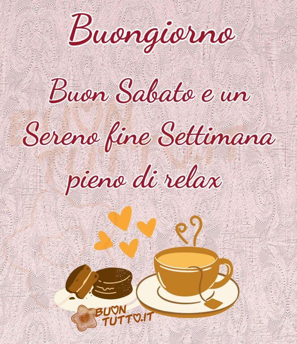 disegno su uno sfondo dalle sfumature lilla con dei decori astratti di una tazza da tè e due mini torta sacher una intera e l'altra a metà e quattro cuoricini di colore giallo-oro. Nella parte alta dell'immagine c'è scritto in un carattere corsivo di colore bordeaux con contorno bianco Buongiorno Buon sabato e un sereno fine settimana pieno di relax. Un'immagine che trasmtte serenità e affetto da scaricare gratis e condividere con amici parenti gruppi tramite WhatsApp, Facebook, X Twitter, Pinterest, Telegram e Instagram autore buontutto.it