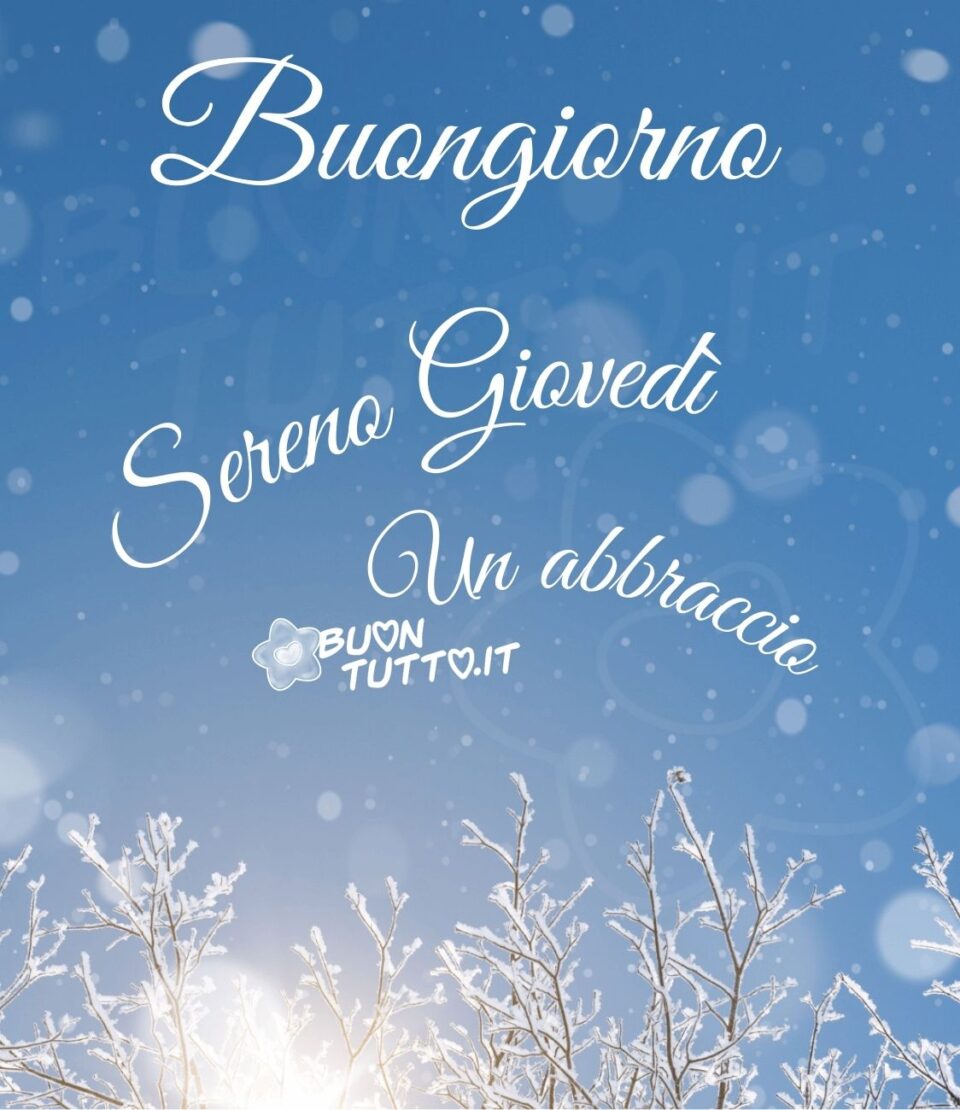 Una meravigliosa alba che illumina i rami innevati degli alberi in un cielo dalle tinte invernali. Nella parte alta dell'immagine c'è scritto di colore bianco Buongiorno Sereno Giovedì Un abbraccio. Un'immagine che trasmette pace e serenità da scaricare gratis e condividere con amici, parenti, gruppi e su tutte le tue piattaforme social preferite creata da buontutto.it