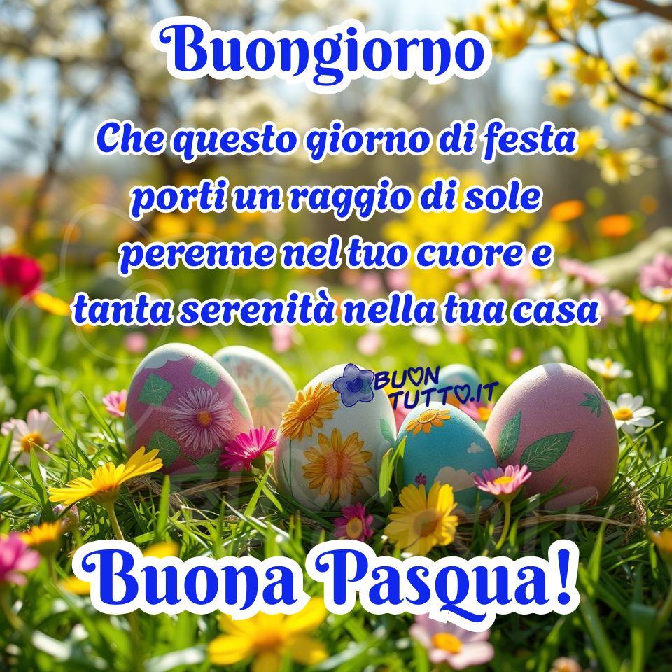 Questa immagine raffigura diverse uova di Pasqua adagiate sull’erba, decorate con margherite stilizzate, girasoli, foglie verdi, motivi floreali delicati, nuvole e trame geometriche nei toni del rosa, azzurro, bianco e rosa antico. Le uova sono immerse in un prato primaverile luminoso, punteggiato da numerosi fiori selvatici: si distinguono margherite gialle e piccoli fiori rosa/fucsia, che creano profondità e un’atmosfera vivace. Lo sfondo presenta un paesaggio sfocato con effetto bokeh, dove si intravedono alberi in fiore con boccioli bianchi e gialli illuminati da una luce solare brillante, tipica di una limpida giornata di primavera. La luce, calda e diffusa dall’alto, rende i colori saturi, vividi e gioiosi, enfatizzando il tema pasquale. Nella parte superiore dell’immagine compare la scritta “Buongiorno”, realizzata in un carattere corsivo elegante e bombato, di colore azzurro con contorno bianco evidenziato. Subito sotto, con lo stesso stile ma in dimensione più piccola, si legge: “Che questo giorno di festa porti un raggio di sole perenne nel tuo cuore e tanta serenità nella tua casa.” Nella parte inferiore, con carattere più grande e sempre in azzurro con contorno bianco, appare la scritta: “Buona Pasqua!” L’immagine trasmette un forte senso di rinascita, serenità, luce e festa, perfettamente in linea con l’atmosfera pasquale. Questa illustrazione fa parte di una raccolta di nuove immagini di Buona Pasqua, create per essere scaricate gratuitamente e condivise con amici, persone care, familiari, parenti e gruppi su WhatsApp, Facebook, Instagram, Pinterest, Telegram, X (Twitter), LinkedIn e tutte le piattaforme social preferite. Autore BuonTutto.it