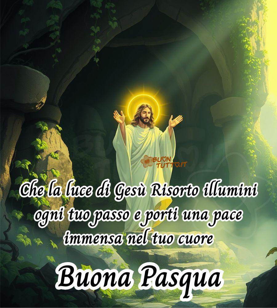 immagini-buona-pasqua-religiosa-auguri-gesu-risorto-messagio-frasi-religiose-benedizione-da-condividere-buontutto L’immagine raffigura una scena sacra della Resurrezione di Gesù: mostra Cristo Risorto davanti al sepolcro vuoto, immerso in una luce intensa che sembra nascere dall’alba stessa. La composizione è costruita con toni caldi e spirituali, evocando un profondo senso di rinascita, speranza e pace. Gesù si trova al centro dell’immagine, in piedi, appena oltre la soglia del sepolcro scavato nella roccia. Indossa una tunica bianca luminosa, morbida e fluida, che riflette la luce del mattino. Il suo volto è sereno, con un’espressione di pace profonda, calma e benevolenza. Le braccia sono sollevate in un gesto di benedizione, come se accogliesse chi osserva. Attorno al capo brilla un’aura dorata, simbolo della sua divinità e della Resurrezione. Una luce dorata entra dall’esterno, irradiando l’intera scena e creando un netto contrasto con l’interno scuro del sepolcro. L’effetto è quello di un’alba che squarcia l’oscurità, un simbolo visivo della vittoria della vita sulla morte. L’atmosfera è intensa ma dolce, carica di spiritualità e di un senso di pace che sembra espandersi oltre i confini dell’immagine. Attorno all’ingresso della tomba si notano pietre irregolari e pareti rocciose. All’esterno cresce una vegetazione verde e rigogliosa: foglie, piccoli arbusti e fili d’erba illuminati dal sole. La natura appare viva, come se partecipasse anch’essa al miracolo della rinascita. Nella parte bassa dell’immagine è presente un testo, scritto in un elegante carattere corsivo nero con contorno bianco in grassetto: “Che la luce di Gesù Risorto illumini ogni tuo passo e porti una pace immensa nel tuo cuore”. Subito sotto, con lo stesso stile ma in dimensioni maggiori, compare la frase: “Buona Pasqua!” È un augurio spirituale, perfetto per accompagnare e condividere l’immagine nel periodo pasquale. L’immagine trasmette amore, forza, vita e salvezza. Questa rappresentazione fa parte di una raccolta di nuove e splendide immagini di auguri religiosi di Buona Pasqua, create per essere scaricate gratuitamente e condivise con amici, persone care, familiari, parenti e gruppi attraverso WhatsApp, Facebook, X (Twitter), Pinterest, Telegram, LinkedIn, Instagram e tutte le tue piattaforme social preferite. Autore BuonTutto.it