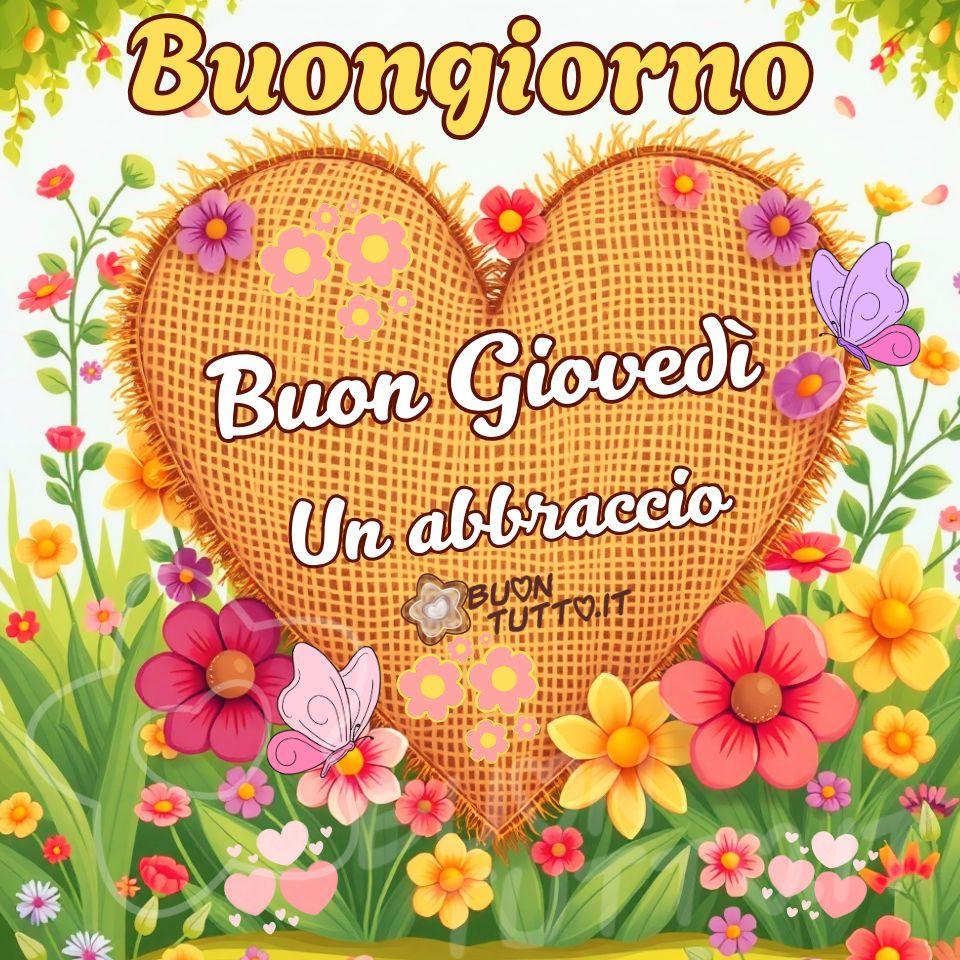 immagini-buon-giovedi-buongiorno-abbraccio-gratis-da-scaricare-condividere-cuore-intrecciato-fiori-colorati-farfalle-auguri-dolce-messaggio-mattino-bellissima-buontutto Un’illustrazione vivace e colorata a tema primaverile, dominata da un grande cuore centrale. Al centro della composizione si trova un cuore realizzato con una trama di iuta intrecciata, formata da sottili strisce che si incrociano creando un motivo fitto e regolare, simile a un cestino artigianale. I bordi del cuore sono leggermente sfrangiati, conferendogli un aspetto rustico, naturale e fatto a mano. Il cuore è circondato e decorato da numerosi fiori di diverse forme e colori: tonalità rosa, fucsia, gialle, rosse e viola si mescolano armoniosamente. Alcuni piccoli fiori sono applicati direttamente sulla superficie del cuore, come se fossero stati posati con delicatezza. Alla base si apre un giardino rigoglioso, ricco di foglie verdi di varie forme, alcune tonde, altre più allungate, che creano un effetto di abbondanza, freschezza e vitalità. I fiori presenti sono numerosi e vari: margherite gialle dai petali sottili e luminosi, boccioli rosa delicati, fiori rossi più intensi, piccoli fiori viola che aggiungono profondità cromatica. Sono presenti anche due farfalle stilizzate di colore lilla‑viola: una sul lato destro del cuore e l’altra in basso a sinistra. Nella parte inferiore, tra l’erba, si notano piccoli cuori rosa tenue che sembrano fluttuare dolcemente. Lo sfondo superiore è chiaro e luminoso, arricchito da petali rosa che cadono delicatamente e da foglie verdi che spuntano dagli angoli alti, creando una cornice naturale e armoniosa. Nella parte alta dell’immagine, in caratteri eleganti, morbidi e leggermente corsivi, di colore giallo con contorno marroncino, compare la scritta: “Buongiorno”. Sopra il cuore, in caratteri grandi, bianchi e ben leggibili, con contorno marroncino e disposti su due righe leggermente inclinate, si legge: “Buon Giovedì Un abbraccio” L’immagine trasmette un forte senso di allegria, dolcezza, serenità, pace e affetto, insieme a un amore profondo per la natura. È un augurio gentile e positivo, perfetto per iniziare il giovedì con un pensiero luminoso. Ideale da scaricare gratis e condividere con amici, familiari, persone care e gruppi su WhatsApp, Facebook, X Twitter, Pinterest, Telegram, LinkedIn, Instagram e tutte le tue piattaforme social preferite. Autore: BuonTutto.it