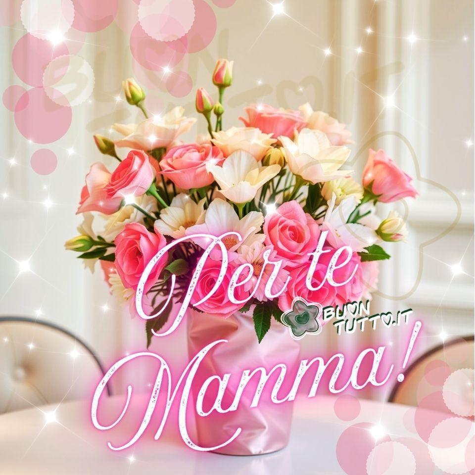 Illustrazione in primo piano di un elegante bouquet composto da rose rosa, tulipani bianchi e piccoli fiori delicati, raccolti in un vaso rosa pastello dalla forma morbida e tondeggiante. I fiori sono disposti in modo armonioso, leggermente aperti verso l’esterno, creando una composizione equilibrata e visivamente piacevole. I colori predominanti sono il rosa, il bianco e il verde tenue delle foglie. I petali, vellutati e luminosi, catturano la luce proveniente da sinistra, generando riflessi soffusi e un’atmosfera dolce e sospesa. Sul tavolo, il bouquet appare come un dono prezioso, curato con amore e pensato per celebrare una persona speciale. Lo sfondo è avvolto da bagliori rosa, cerchi di luce morbida e piccole scintille che richiamano la magia dei momenti affettuosi. Nella parte centrale dell’immagine, sopra i fiori e il vaso, è presente una scritta in carattere corsivo elegante, con ghirigori bianchi sfumati di rosa e un contorno trasparente rosato: “Per te Mamma!”, un messaggio che sembra un sussurro affettuoso a completamento del gesto del dono. L’immagine evoca la bellezza dei gesti semplici, la delicatezza dell’amore materno e la gioia di celebrare la donna che ci ha cresciuti. Trasmette calore, dolcezza e un senso di gratitudine silenziosa, come un dono floreale preparato con cura per la Festa della Mamma. Questa illustrazione fa parte di una raccolta di nuove e bellissime immagini di Buona Festa della Mamma, da scaricare gratis e condividere con amici, familiari, parenti e gruppi tramite WhatsApp, Facebook, Instagram, Pinterest, X Twitter, Telegram, LinkedIn e tutte le tue piattaforme social preferite. Autore: BuonTutto.it