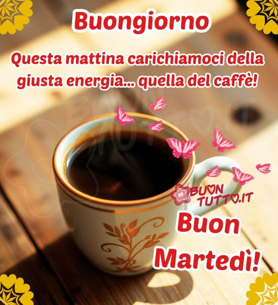 immagini-di-buon-martedi-buongiorno-frase-positiva-energia-mattina-caffe-tazza-decorata-farfalle-colorate-bellissima-scaricare-gratis-buontutto Un primo piano ravvicinato di una tazza di caffè scura e fumante poggiata su un tavolo di legno chiaro. La tazza è bianca con un motivo dorato a foglie e ha un bordo dorato. Nell’immagine ci sono disegnate delle farfalle rosa che sembrano volare fuori dalla tazza e svolazzare serenamente. Negli angoli dell’immagine ci sono disegnati dei motivi gialli stilizzati a forma di fiori a cuore. Nella parte alta dell'immagine c'è scritto in un carattere corsivo bombato di colore bianco e contorno rosso Buongiorno Questa mattina carichiamoci della giusta energia… quella del caffè! Nella parte bassa dello stesso colore e carattere Buon Martedì! Un'immagine che trasmette energia, dolcezza, accoglienza e tanta positività da scaricare gratis e condividere con amici, cari, familiari, parenti gruppi tramite WhatsApp, Facebook, X Twitter, Pinterest, Telegram, LinkedIn, Instagram e le tue piattaforme social preferite. Autore BuonTutto.it