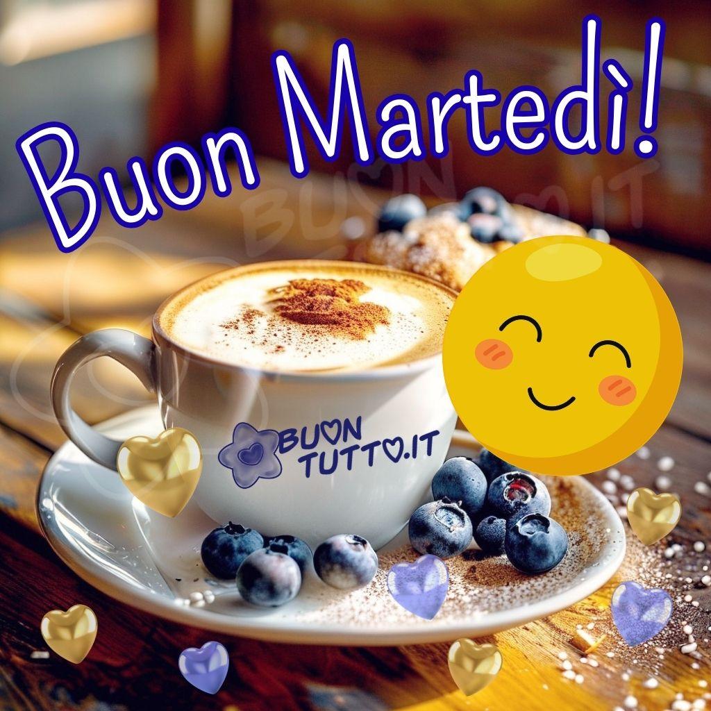 immagini-di-buon-martedi-cappuccino-delizioso-cremoso-cacao-mirtilli-cuore-emoji-sorridente-gioiosa-bellissima-scaricare-gratis-buontutto