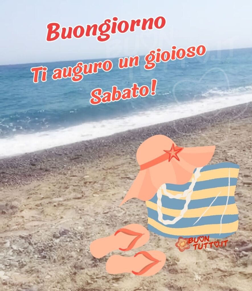 Foto di una spiaggia con un meraviglioso mare sopra la sabbia ci sono disegnate delle scarpe infradito di colore albicocca e corallo una borsa da mare a strisce larghe di colore giallo e azzurro-verde con delle maniche a forma di corda intrecciata di cotone bianco sopra la borsa c'è appoggiato un capello da donna di colore albicocca e decorato con una stella marina di colore corallo. Nella parte alta dell'immagine c'è scritto Buongiorno ti auguro un gioioso Sabato con punto esclamativo di colore rosso e contorno bianco. Una bellissima immagine estiva. Un'immagine che trasmette relax, serenità, pace, leggerezza e riposo da scaricare gratis e condividere con amici, cari, familiari, parenti gruppi tramite WhatsApp, Facebook, X Twitter, Pinterest, Telegram, LinkedIn, Instagram e le tue piattaforme social preferite. Autore buontutto.it