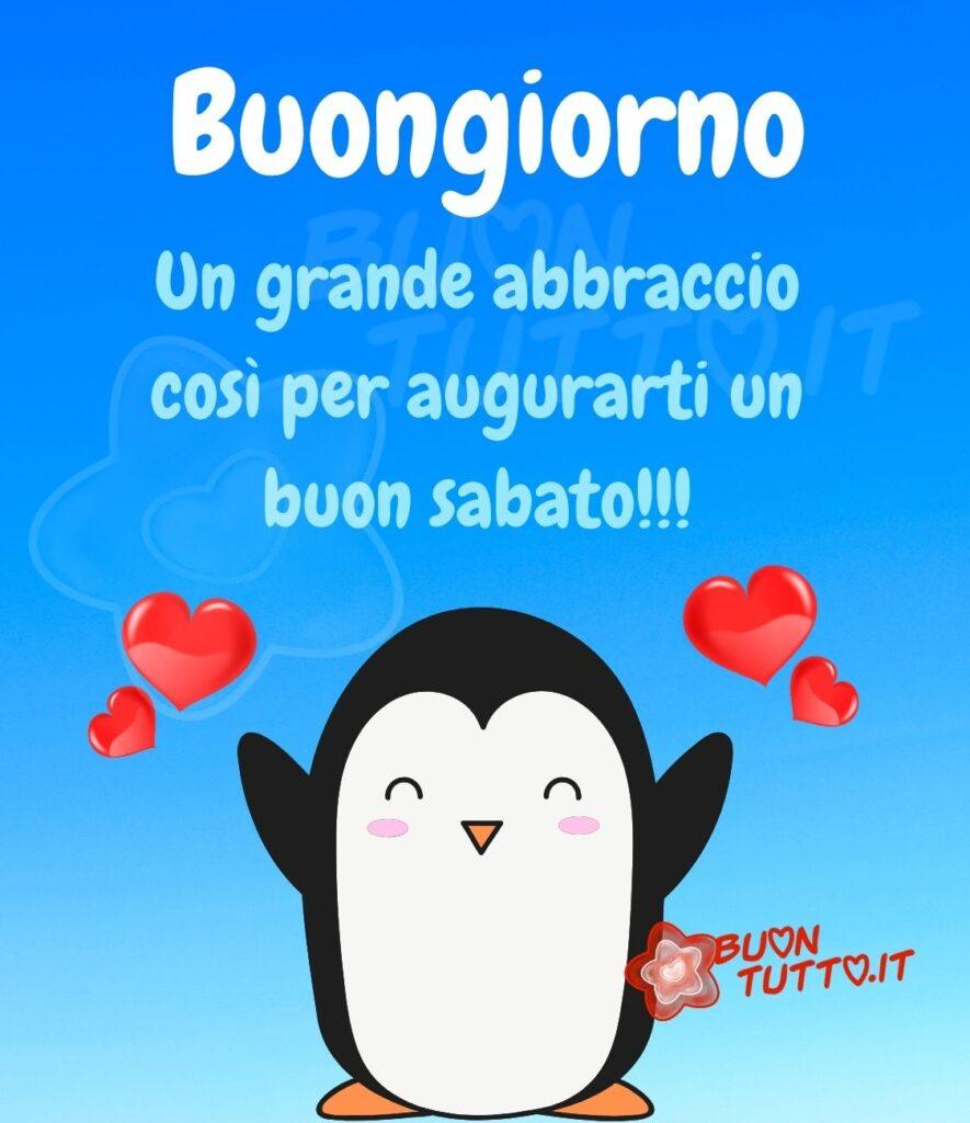 Disegno su uno sfondo azzurro luminoso raffigurante un pinguino con un’espressione sorridente e affettuosa, le pinne sollevate in un gesto di abbraccio. Intorno a lui fluttuano quattro cuori rossi di diverse dimensioni. Nella parte alta dell’immagine compare la scritta, in carattere corsivo bombato di colore bianco: Buongiorno; subito sotto, in celeste: Un grande abbraccio così per augurarti un buon sabato. Un’immagine che trasmette simpatia, allegria, affetto, gioia e un pensiero positivo da scaricare gratis e condividere con amici, cari, familiari, parenti gruppi tramite WhatsApp, Facebook, X Twitter, Pinterest, Telegram, LinkedIn, Instagram e le tue piattaforme social preferite. Autore BuonTutto.it