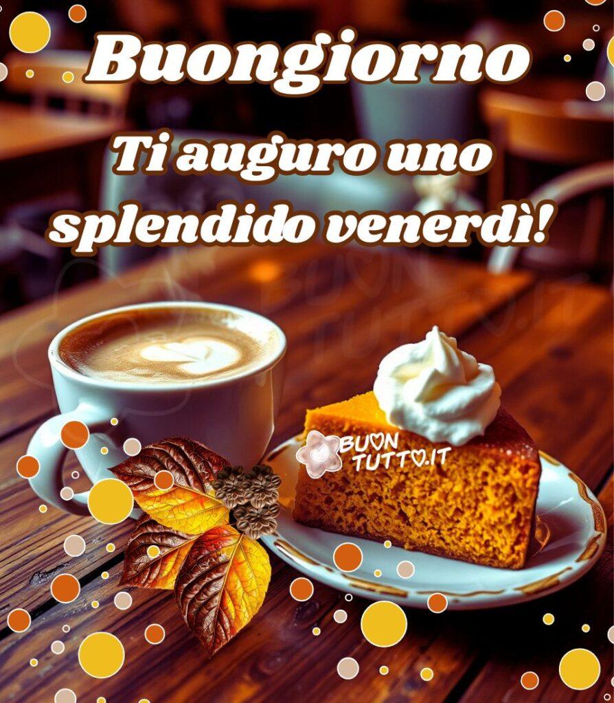 L'immagine ritrae una colazione autunnale e accogliente su un tavolo di legno scuro. La colazione è composta da un cappuccino in una tazza di ceramica bianca e da una fetta di torta di zucca, guarnita da un generoso ciuffo di panna montata bianca. La fetta è servita su un piattino bianco con un bordo decorato di colore marroncino-dorato. A lato della tazza, sono inseriti degli elementi decorativi che richiamano l'autunno: foglie ornamentali dalle tonalità calde (giallo, oro, rosso-marrone) e cerchi luminosi di diverse dimensioni (bokeh stilizzato) nei colori giallo, arancione e marrone, che accentuano ulteriormente il tema autunnale e festivo. Vicino alle foglie ci sono tre cioccolatini a forma di fiore. Nella parte superiore, ai lati, sono visibili effetti bokeh stilizzati anch'essi dalle tonalità autunnali. L'illuminazione è calda e soffusa, creando un'atmosfera molto intima e confortevole. Lo sfondo, sfocato (bokeh), suggerisce l'interno di un locale. Nella parte alta dell'immagine c'è scritto in un carattere corsivo bombato di colore bianco e contorno marrone: Buongiorno  Ti auguro uno splendido venerdì! È un'immagine che trasmette accoglienza, serenità, pace, relax, affetto, comfort, positività e gioia da scaricare gratis e condividere con amici, cari, familiari, parenti gruppi tramite WhatsApp, Facebook, X Twitter, Pinterest, Telegram, LinkedIn, Instagram e le tue piattaforme social preferite. Autore BuonTutto.it 