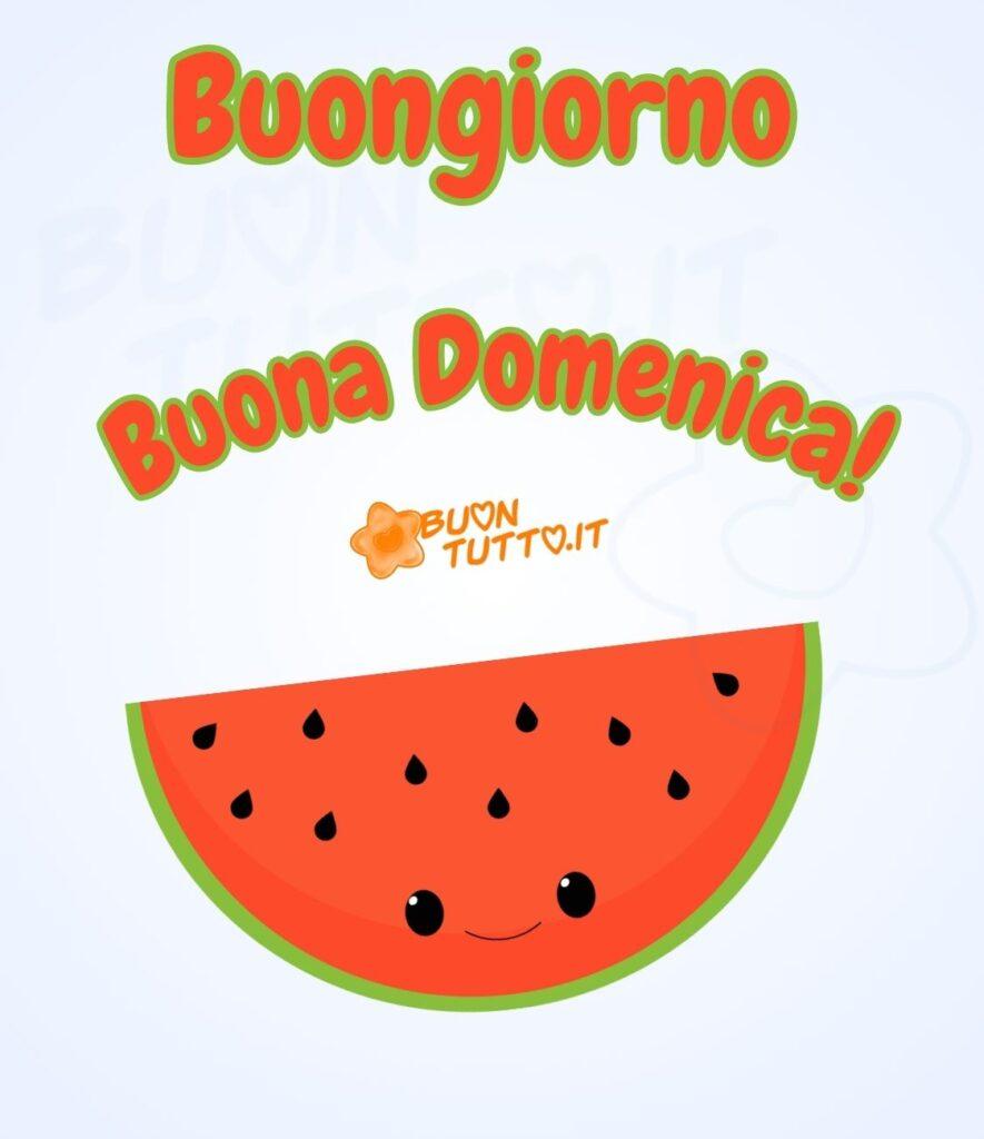 Disegno di una fetta di anguria con una faccina sorridente e lieta, nella parte alta dell'immagine c'è scritto buongiorno buona domenica con un punto esclamativo di colore arancione scuro e contorno verde chiaro. Un'immagine che trasmette refrigerio e serenità da scaricare gratis e condividere con amici, cari, familiari, parenti gruppi tramite WhatsApp, Facebook, X Twitter, Pinterest, Telegram, LinkedIn, Instagram e le tue piattaforme social preferite. Autore BuonTutto.it