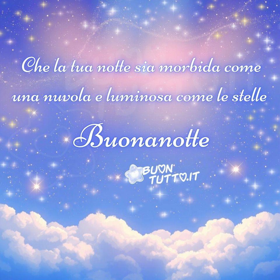 Questa immagine ci regala uno scorcio di un cielo notturno incantato un vero inno alla meraviglia che ci circonda. Il blu profondo del cielo si fonde dolcemente con sfumature rosa e lavanda in alto, dove una luce eterea sembra irradiare un'energia positiva. Ci sono miriadi di stelle e bagliori che danzano nello spazio, alcune così luminose da lasciare scie di polvere di stelle. In basso, soffici nuvole bianche formano un letto morbido e sognante, quasi un confine tra il nostro mondo e l'infinito universo sopra di noi. L'atmosfera è serena, ma allo stesso tempo piena di una vibrante energia, un promemoria visivo che la bellezza più pura si trova nelle vastità sconfinate sopra le nostre teste. Nella parte alta dell'immagine c'è scritto in un carattere corsivo elegante di colore bianco luminoso e contorno celeste fosforescente: Che la tua notte sia morbida come una nuvola e luminosa come le stelle; nella parte centrale dello stesso colore e carattere con una dimensione più grande: Buonanotte. È un'immagine che trasmette bellezza, serenità, pace, quiete, tranquillità e gioia da scaricare gratis e condividere con amici, cari, familiari, parenti gruppi tramite WhatsApp, Facebook, X Twitter, Pinterest, Telegram, LinkedIn, Instagram e le tue piattaforme social preferite. Autore BuonTutto.it 