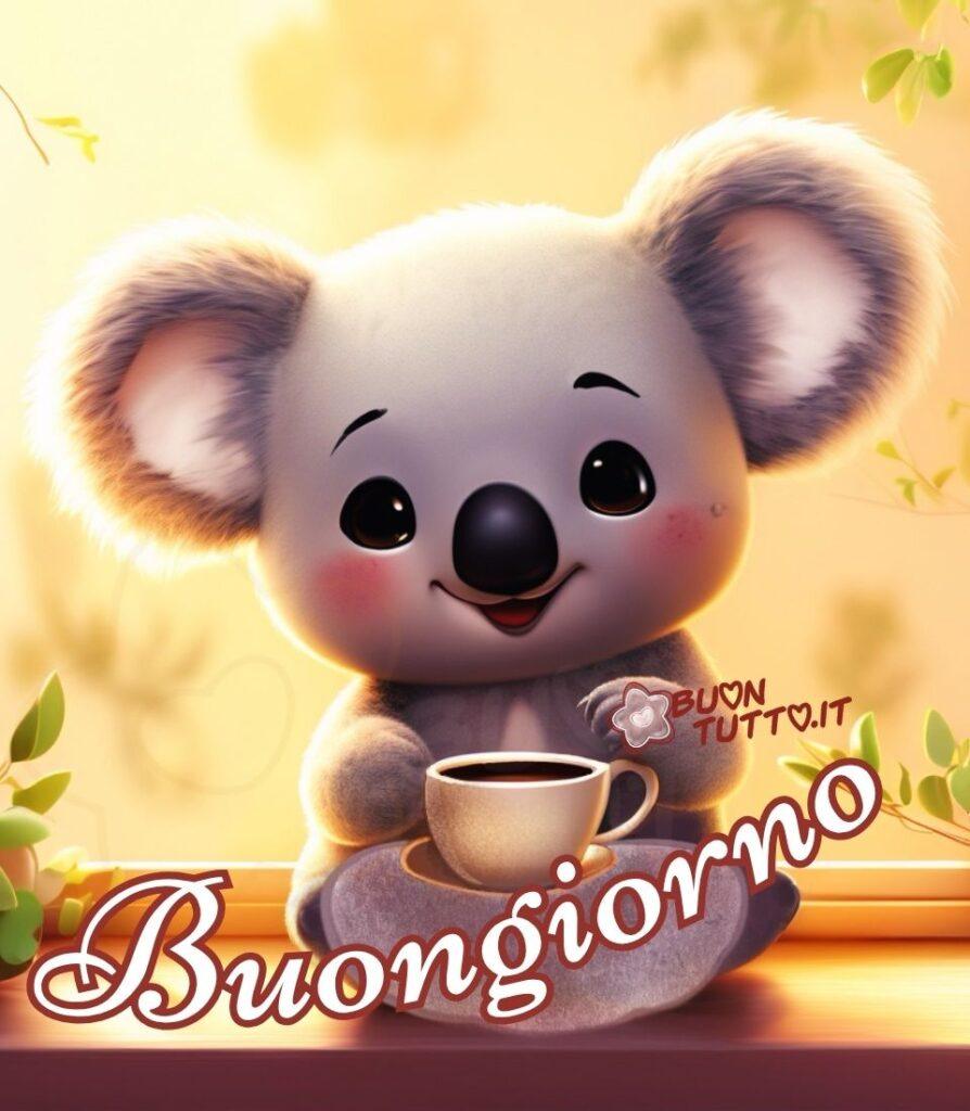 Questa immagine è un'adorabile illustrazione digitale in 3D in stile cartone animato di un koala, molto carino, con grandi orecchie soffici, grandi occhi neri. Ha una pelliccia morbida di colore grigio e delle guance rosate, che gli conferiscono un'espressione amichevole e allegra. Tra le zampette tiene una piccola tazza bianca contenente caffè, appoggiata su una tovaglietta di tessuto morbido, viola-grigio. Lo sfondo è leggermente sfocato (effetto bokeh), con una luce calda, soleggiata e giallo oro. Negli angoli superiori si intravedono accenni di foglie verdi, che contribuiscono a creare un'atmosfera calma, naturale e accogliente. Nella parte bassa dell'immagine c'è scritto in forma semi-circolare in un carattere corsivo elegante di colore bianco e contorno marrone: Buongiorno. È un'adorabile immagine di un simpatico koala che trasmette accoglienza, serenità, positività, simpatia, dolcezza, tenerezza, conforto, amicizia, affetto e tanto buonumore da scaricare gratis e condividere con amici, cari, familiari, parenti gruppi tramite WhatsApp, Facebook, X Twitter, Pinterest, Telegram, LinkedIn, Instagram e le tue piattaforme social preferite. Autore BuonTutto.it