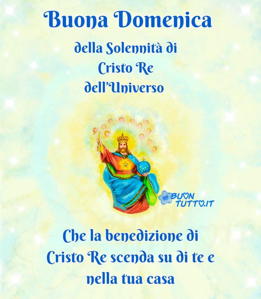 L'immagine è una rappresentazione artistica, di carattere religioso. La figura centrale è una rappresentazione regale di Gesù Cristo come Re, spesso identificata come Cristo Re. Indossa una corona d'oro sulla testa. Ha una barba scura e uno sguardo intenso. I suoi abiti sono dai colori vivaci: una veste interna rossa e un ampio mantello blu e verde-azzurro. Nella mano destra, sollevata, tiene uno scettro, spesso simbolo di autorità e potere regale. Nella mano sinistra tiene un globo terrestre. La figura è immersa in un'aureola luminosa di colore giallo brillante e circondata da cerchi concentrici di luce azzurra e gialla, che creano un effetto radioso e divino. Attorno alla sua testa, si vedono circa dodici piccole teste d'angelo disposte in un arco, che enfatizzano la sua santità e il suo potere celeste. Lo sfondo generale è molto chiaro, quasi bianco, con leggere sfumature pastello e piccole stelle o punti di luce, suggerendo una dimensione celeste o eterea. Nella parte alta dell'immagine c'è scritto in un carattere corsivo elegante con ghirigori di colore azzurro e contorno bianco sfumato: Buona domenica della Solennità di Cristo Re dell’Universo; nella parte bassa dello stesso colore e carattere: Che la benedizione di Cristo Re scenda su di te e nella tua casa. L'immagine trasmette un senso di sovranità e gloria Celeste. Una raccolta di nuove bellissime immagini della festa della Solennità di Cristo Re dell’universo da scaricare gratis e condividere con amici, cari, familiari, parenti gruppi tramite WhatsApp, Facebook, X Twitter, Pinterest, Telegram, LinkedIn, Instagram e le tue piattaforme social preferite. Autore BuonTutto.it