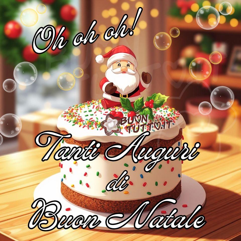 Disegno di una torta natalizia decorata con cura poggiata su un tavolo rustico in legno chiaro, leggermente venato e vissuto. La superficie della torta è ricoperta da una glassa bianca lucida, simile a neve appena caduta, punteggiata da piccoli confetti colorati che ricordano luci festive. Al centro troneggia una figurina di Babbo Natale in miniatura, con il classico abito rosso, il cappello bordato di pelliccia bianca e un’espressione sorridente. Attorno alla base della torta sono disposte foglie di agrifoglio verde scuro e bacche rosse lucide, che aggiungono un tocco naturale e tradizionale. Sullo sfondo, leggermente sfocato per effetto della profondità di campo, si intravede una ghirlanda natalizia appesa, decorata con palline rosse e rametti di pino. Accanto, alcuni pacchetti regalo incartati con carta festiva e fiocchi dorati completano l’atmosfera. La luce calda e soffusa dell’ambiente interno crea riflessi dorati sulle superfici, mentre bolle trasparenti fluttuano nell’aria, aggiungendo un tocco magico e giocoso alla scena. Nella parte alta dell'immagine in senso traversale c'è scritto in un carattere corsivo elegante con ghirigori di colore bianco e contorno nero: Oh oh oh! nella parte bassa dello stesso colore e carattere: Tanti auguri di Buon Natale. Un'immagine che trasmette un senso di accoglienza, festa e cura nei dettagli. Una raccolta di nuove bellissime immagini di Buon Natale da scaricare gratis e condividere con amici, cari, familiari, parenti gruppi tramite WhatsApp, Facebook, X Twitter, Pinterest, Telegram, LinkedIn, Instagram e le tue piattaforme social preferite. Autore BuonTutto.it 