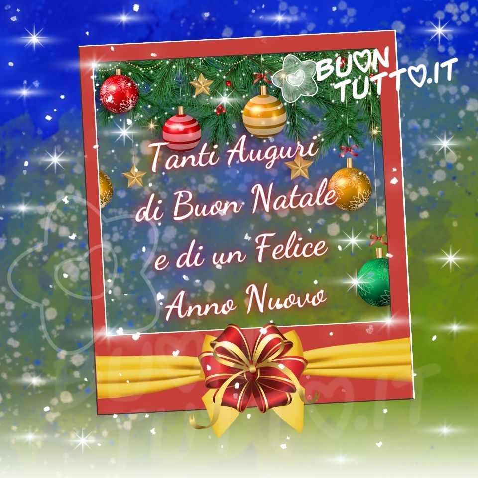 Su uno stupendo e suggestivo sfondo dalle diverse sfumature di colore verde, celeste, azzurro e bianco ci sono inseriti tanti punti luce, stelline luminose di diverse dimensioni e tantissime piccole pennellate di colore avorio. Sopra l'immagine c'è disegnata una cornice di colore rosso con contorno bianco, la parte bassa della cornice è più grande e sopra c'è un nastro di colore giallo e una coccarda di colore rosso e dorato quasi come se fosse un pacchetto regalo. All'interno della cornice si vede lo sfondo e nella parte alta dei rami di abete da dove scendono delle palline di natale molto eleganti di diversi colori e decorazioni. Al centro della cornice c'è scritto in un carattere corsivo elegante di colore bianco luminoso e contorno sfumato di rosso Tanti Auguri di Buon Natale e di un Felice Anno Nuovo. Un'immagine che trasmette, bellezza ed  eleganza per fare gli auguri di Natale e di Buon Anno con un messaggio positivo. Da scaricare gratis e condividere con amici parenti gruppi tramite WhatsApp, Facebook, X Twitter, Pinterest, Telegram, LinkedIn, Instagram e le tue piattaforme social preferite autore buontutto.it