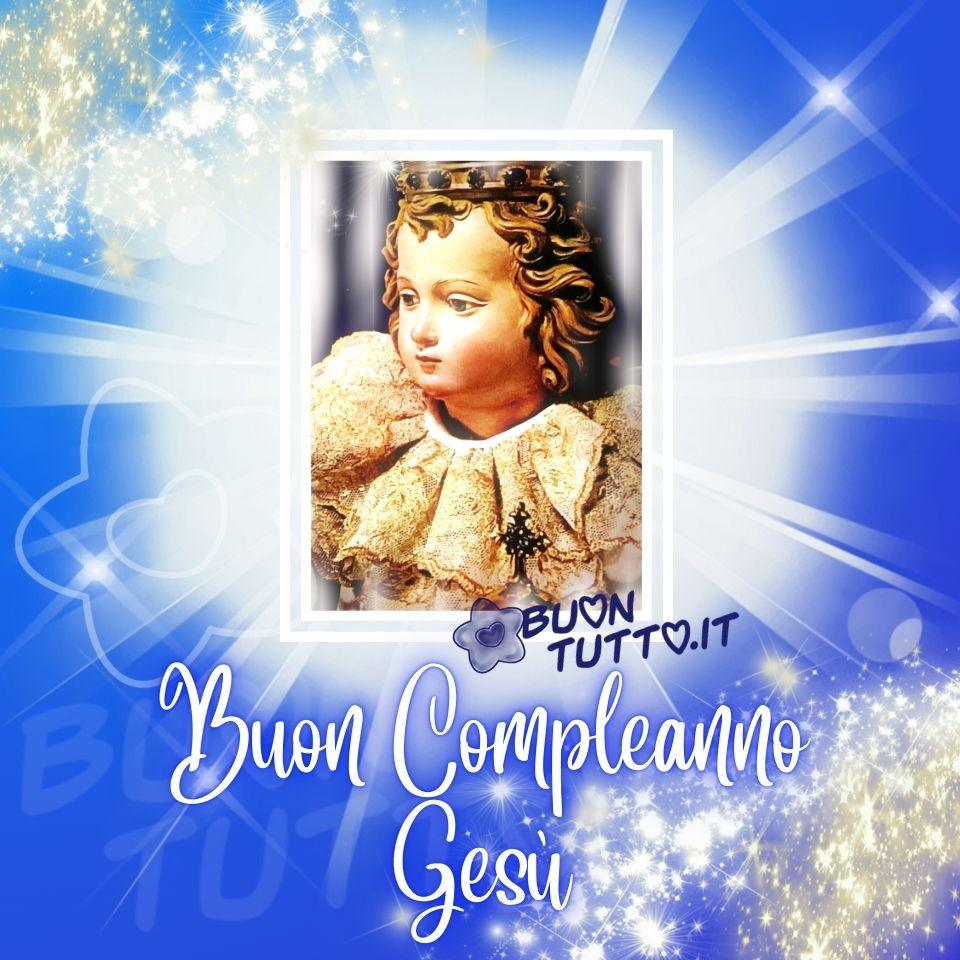Foto in primo piano del busto di una statua di Gesù Bambino vestito a festa, il vestito è di colore dorato e bianco con un maestoso colletto a balze, ricamato con filo dorato, sulla testa indossa una bellissima corona. La foto è inserita in una cornice semplice e lineare di colore avorio e celeste brillante, da essa si sprigionano dei grandi raggi luminosi e splendenti, intorno ci sono una miriade di stelle e punti luce che rendono l'atmosfera festosa, elegante e magnifica. Lo sfondo è di colore blu cobalto, molto luminoso e trasmette tanta serenità. Nella parte bassa dell'immagine c'è scritto in un carattere corsivo elegante di colore bianco Buon Compleanno Gesù. Un'immagine natalizia religiosa che trasmette amore. serenità, pace, raffinatezza e gioia da scaricare gratis e condividere con amici parenti gruppi tramite WhatsApp, Facebook, X Twitter, Pinterest, Telegram, LinkedIn, Instagram e le tue piattaforme social preferite autore buontutto.it