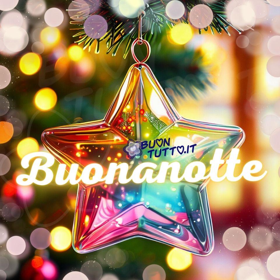Foto in primo piano di un addobbo natalizio a forma di stella pende delicatamente da un ramo di abete verde intenso. La sua forma è netta, simmetrica, a cinque punte, e il materiale che la compone è traslucido, quasi cristallino, come vetro soffiato o resina lucente. Riflette la luce in un caleidoscopio di colori vividi: rosso rubino, giallo oro, verde smeraldo, blu zaffiro e rosa tenue si fondono e si rincorrono sulla sua superficie, creando un effetto iridescente che cambia con ogni angolo di visione. Il ramo da cui è sospesa è ricco di aghi sottili e appuntiti, di un verde profondo e fresco, che contrastano con la brillantezza dell’ornamento. La stella è appesa con un filo sottile e quasi invisibile, che la fa sembrare sospesa nel vuoto, come se fluttuasse in un sogno. Sul fondo, un’esplosione di luci bokeh, piccole sfere sfocate di luce, riempie lo spazio con toni caldi e festosi: giallo, arancio, rosso, verde e blu. Queste luci non hanno una forma definita, ma creano un’atmosfera avvolgente, come se l’intera scena fosse immersa in un abbraccio luminoso. Nella parte centrale dell'immagine c'è scritto in un carattere corsivo elegante bombato di colore bianco luminoso e contorno giallo sfumato fosforescente: Buonanotte. L’immagine trasmette un senso di quiete, di attesa dolce, come se fosse il preludio a una notte incantata da scaricare gratis e condividere con amici, cari, familiari, parenti gruppi tramite WhatsApp, Facebook, X Twitter, Pinterest, Telegram, LinkedIn, Instagram e le tue piattaforme social preferite. Autore BuonTutto.it