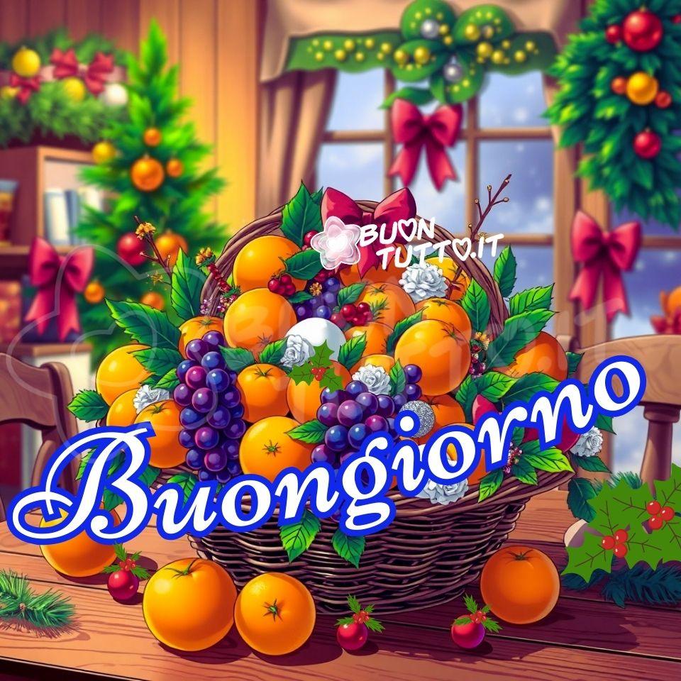 Un'illustrazione che ha come protagonista un cesto di frutti scintillanti, quasi uno scrigno di doni, poggiato su un tavolo di legno. Il cesto è traboccante e colmo di bellissime arance dorate che sembrano sfere di luce, e di grappoli d'uva viola che pendono come gioielli preziosi. Tra i frutti si inseriscono delicati elementi decorativi: soffici fiori bianchi e argentati, e un grande fiocco di raso rosso sulla sommità che aggiunge un tocco di grazia e tenerezza. Le piccole bacche rosse e le foglie lucide completano l'effetto, rendendo l'insieme invitante come una confetteria. Lo sfondo fiabesco rafforza questa atmosfera festosa: attraverso una finestra accogliente si intravede un paesaggio esterno innevato e sereno, mentre all'interno, la stanza è avvolta dalle luci e dai colori del Natale. Ghirlande e fiocchi rossi incorniciano l'immagine, e sulla sinistra si intravede l'abbraccio rassicurante di un albero di Natale addobbato. Nella parte bassa dell'immagine c'è scritto in forma semi-circolare in un carattere corsivo elegante con ghirigori di colore bianco e contorno azzurro: Buongiorno. L'immagine nel complesso deve suggerire un'aria di attesa gioiosa e di felicità, trasmettendo una profonda sensazione di pace e serenità natalizia da scaricare gratis e condividere con amici, cari, familiari, parenti gruppi tramite WhatsApp, Facebook, X Twitter, Pinterest, Telegram, LinkedIn, Instagram e le tue piattaforme social preferite. Autore BuonTutto.it 
