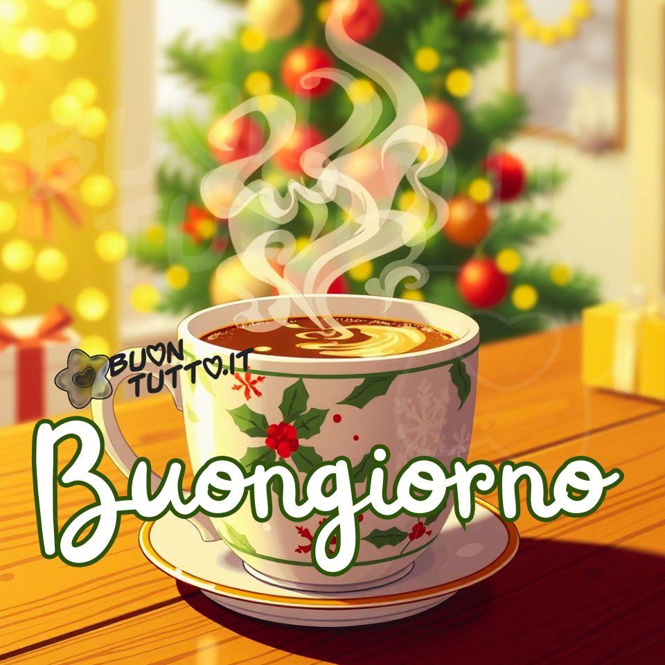 Sul tavolo di legno, caldo e vissuto, è poggiata una tazza su un piattino, entrambi decorati con motivi natalizi: foglie verdi di agrifoglio, bacche rosse e piccoli fiocchi di neve bianchi. Dal bordo della tazza sale vapore, sottile e danzante, segno che contiene una bevanda calda che dal colore si capisce che è caffè. Alle spalle della tazza si apre un ambiente festivo: un albero di Natale addobbato con palline rosse e dorate, illuminato da piccole luci che brillano come stelle. Sul tavolo e sotto l’albero ci sono pacchetti regalo incartati con cura, pronti per essere aperti. L’insieme è avvolto da una luce soffusa e calda, che trasmette intimità e atmosfera di festa. Nella parte bassa dell'immagine c'è scritto in un carattere corsivo elegante in grassetto di colore bianco e contorno verde: Buongiorno. Un'immagine che trasmette un senso di pace, attesa gioiosa, conforto, calda, festiva e accogliente da scaricare gratis e condividere con amici, cari, familiari, parenti gruppi tramite WhatsApp, Facebook, X Twitter, Pinterest, Telegram, LinkedIn, Instagram e le tue piattaforme social preferite. Autore BuonTutto.it