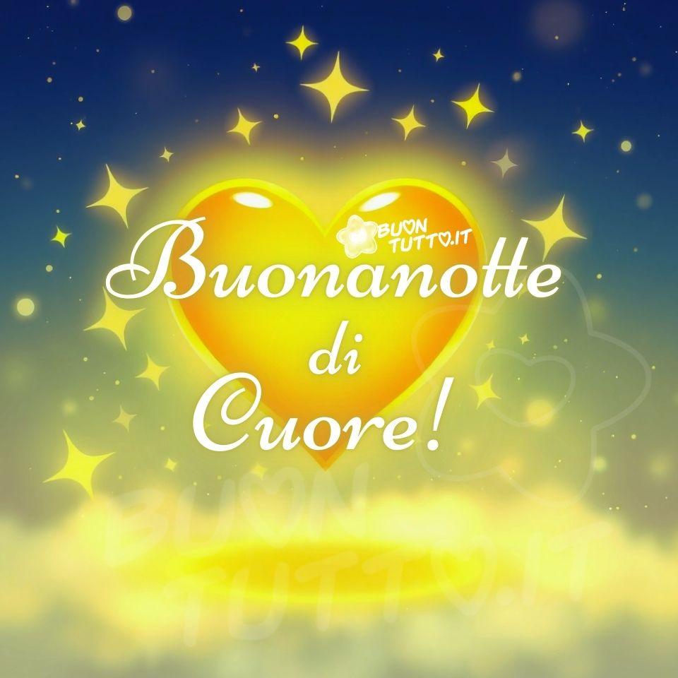 Disegno di un grande cuore dorato sospeso al centro della scena, come se fluttuasse nell’aria. Il cuore emana una luce calda e intensa, con riflessi metallici che ricordano l’oro liquido. La sua superficie sembra vibrare leggermente, come se custodisse un’emozione luminosa pronta a espandersi. Sotto il cuore si estende una morbida distesa di luce, simile a una nuvola soffice e vellutata. Questa base luminosa crea l’impressione che il cuore sia appoggiato su un cuscino fatto di bagliori e vapori dorati. Attorno al cuore, decine di piccole stelle scintillanti punteggiano l’aria. Sono stelle stilizzate, luminose, che brillano come frammenti di polvere celeste. Alcune appaiono più vicine e nitide, altre più lontane e sfumate, creando un senso di profondità e movimento. Sembrano danzare lentamente, come se accompagnassero il cuore in un respiro silenzioso. Lo sfondo è un gradiente morbido che parte da un blu notte profondo nella parte superiore e si schiarisce gradualmente verso il basso, dove diventa un azzurro tenue e luminoso. Questo passaggio cromatico ricorda il confine tra sogno e realtà, tra la notte che avvolge e la luce che consola. Nella parte centrale dell’immagine, sopra il cuore dorato, è presente una scritta in carattere corsivo elegante, con delicati ghirigori bianchi: “Buonanotte di Cuore!” L’immagine trasmette calma, dolcezza e un senso di protezione, come un augurio silenzioso che accompagna verso un riposo tranquillo. È perfetta per messaggi di buonanotte, per esprimere affetto o per condividere un pensiero luminoso prima di dormire. Può essere scaricata gratuitamente e condivisa con amici, familiari, persone care e gruppi tramite WhatsApp, Facebook, X (Twitter), Pinterest, Telegram, LinkedIn, Instagram e le tue piattaforme social preferite. Autore BuonTutto.it
