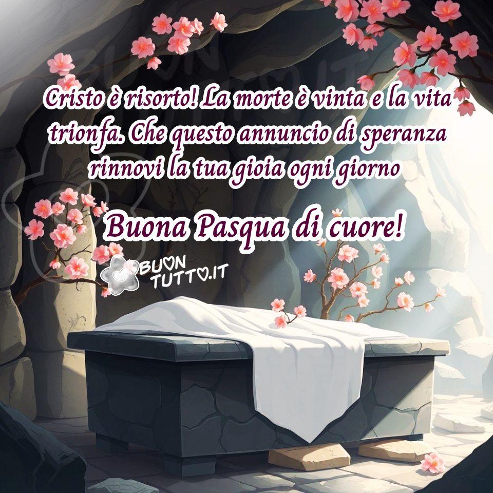 buona-pasqua-religiosa-cristiana-immagini-auguri-pasquali-frasi-resurrezione-cristo-risorto-messaggi-speranza-fiori-gratis-condividere-scaricare-buontutto L’immagine mostra un sepolcro di pietra vuoto, segno della Resurrezione di Cristo e della vittoria della vita sulla morte. La scena è illuminata da una luce dorata e calda che entra da destra, simile a un’alba che si apre sul mondo e porta con sé un senso di speranza e rinascita. Sulla lastra di pietra è adagiato un telo bianco, leggero e leggermente spiegazzato, che sembra trattenere ancora il calore di una presenza appena risorta. Intorno al sepolcro, rami di fiori di ciliegio diffondono delicatezza e armonia: petali rosa che cadono lievi, simbolo di purezza, promessa e nuova vita. L’atmosfera è silenziosa e sacra, come se il tempo si fosse fermato davanti al mistero della vita che trionfa sulla morte. Nella parte alta dell’immagine compare un testo in carattere corsivo elegante, di colore marroncino‑rossastro con contorno bianco in grassetto: “Cristo è risorto! La morte è vinta e la vita trionfa. Che questo annuncio di speranza rinnovi la tua gioia ogni giorno.” Subito sotto, con lo stesso stile ma in dimensioni maggiori, si legge: “Buona Pasqua di cuore!” L’insieme trasmette pace, fede e speranza, trasformando il sepolcro vuoto in un annuncio luminoso di resurrezione e rinnovamento spirituale. Questa immagine è perfetta per chi desidera condividere auguri di Buona Pasqua cristiana, frasi di speranza e messaggi religiosi da inviare ad amici, familiari e comunità. Fa parte di una raccolta di nuove e splendide immagini di Buona Pasqua religiosa, create per essere scaricate gratuitamente e condivise con persone care, parenti e gruppi su WhatsApp, Facebook, X (Twitter), Pinterest, Telegram, LinkedIn, Instagram e tutte le principali piattaforme social. Autore BuonTutto.it
