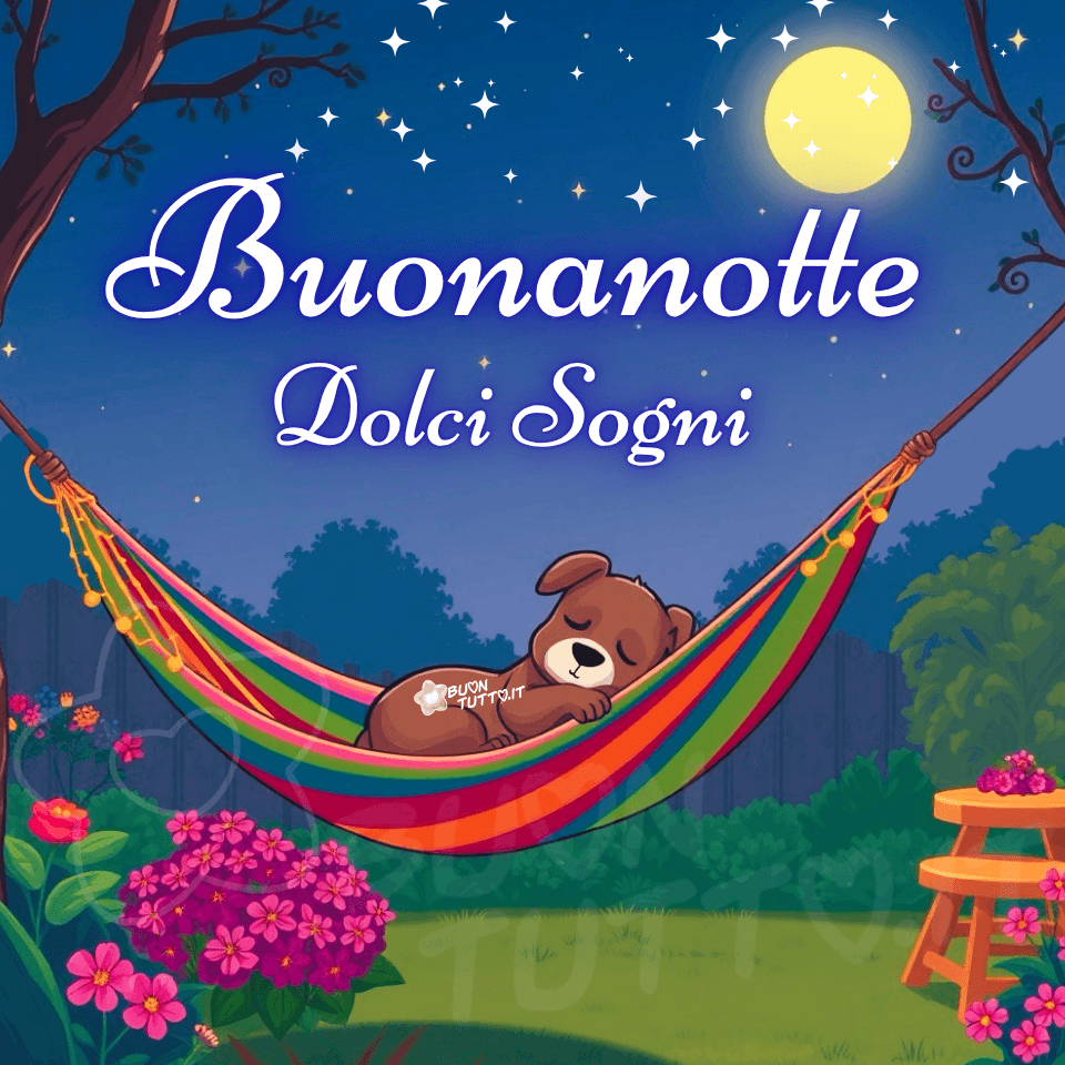 Illustrazione di un cagnolino marrone che dorme serenamente in un’amaca colorata sospesa tra due alberi, immerso in un cielo notturno illuminato da una luna piena brillante e da stelle scintillanti. Il giardino circostante è ricco di margherite, gerbere e fogliame verde, creando un’atmosfera dolce, calma e rassicurante. Nella parte superiore dell’immagine, in un elegante carattere bianco, compare la scritta 'Buonanotte Dolci Sogni'. La scena trasmette tenerezza, serenità e un senso di affetto e relax, risultando ideale per accompagnare auguri di buonanotte, contenuti rilassanti, immagini notturne e messaggi dolci da condividere sui social. Autore: BuonTutto.it