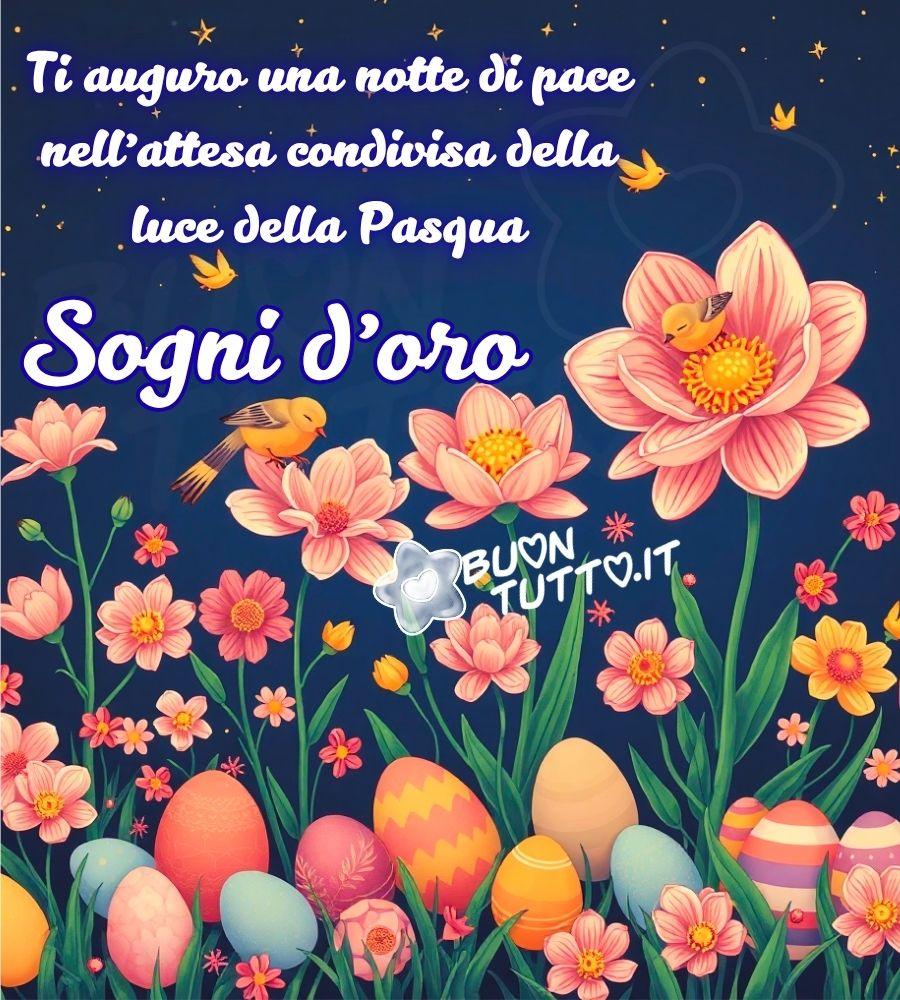 Disegno di una scena notturna dal tono dolce e contemplativo, immersa in un’atmosfera pasquale serena. Sullo sfondo si apre un cielo blu profondo, punteggiato da piccole stelle che brillano come promesse di quiete. In primo piano sbocciano grandi fiori rosa dai petali morbidi e luminosi, accompagnati da piccoli fiori gialli e rosati che richiamano la freschezza della primavera, quasi sospesi in un respiro leggero. Tra i rami compaiono diversi uccellini gialli che portano un senso di vita e leggerezza: alcuni sono posati sui fiori, altri volano con le ali aperte, come se annunciassero l’arrivo della luce pasquale. Alla base dell’immagine, uova decorate in colori pastello completano la composizione, simboli di rinascita, speranza e della vita che rinasce. Nella parte superiore sinistra dell’immagine è presente la scritta: “Ti auguro una notte di pace nell’attesa condivisa della luce della Pasqua!”, realizzata con un carattere corsivo elegante e bombato, di colore bianco luminoso con contorno blu. Subito sotto, nello stesso stile ma in dimensione maggiore, appare la frase: “Sogni d’oro.” Il testo sovrapposto, delicato e armonioso, trasmette un augurio di pace e serenità nell’attesa della luce pasquale, chiudendo con un tenero “Sogni d’oro”. L’immagine comunica calma, spiritualità e un senso di dolce attesa, ideale per chi cerca immagini di vigilia di Pasqua e buonanotte pasquale da condividere. Questa immagine fa parte di una raccolta di nuove e splendide rappresentazioni dedicate agli auguri di Vigilia Buonanotte Pasquale, create per essere scaricate gratuitamente e condivise con amici, persone care, familiari, parenti e gruppi su WhatsApp, Facebook, X (Twitter), Pinterest, Telegram, LinkedIn, Instagram e tutte le principali piattaforme social. Autore BuonTutto.it   