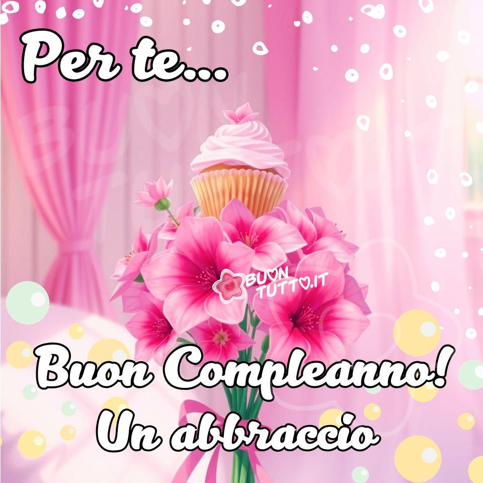 Un’immagine dai toni vivaci e sognanti, dominata da delicate sfumature di rosa. Al centro si trova un bouquet di fiori di lilium rosa dai petali sfumati, i cui steli verdi sono raccolti e legati da un elegante fiocco di raso rosa nella parte inferiore. Incastonato tra i fiori, quasi come fosse il bocciolo centrale del bouquet, appare un cupcake con pirottino giallo plissettato e una generosa spirale di glassa alla vaniglia, decorata da un piccolo petalo in cima. Lo sfondo suggerisce un ambiente interno morbido e accogliente, con tende rosa drappeggiate che aggiungono profondità e un’atmosfera intima. L’immagine è arricchita da elementi grafici sovrapposti: punti e cerchi bianchi nella parte superiore e bolle gialle e verde acqua distribuite in primo piano e ai lati, che donano un tocco allegro, festoso e moderno. Questa composizione visiva è come un abbraccio caloroso e profumato: una rappresentazione di dolcezza, cura e affetto. Trasmette serenità, amore, buonumore e un senso di festa, ideale per far sentire qualcuno davvero speciale nel giorno del suo compleanno. Nella parte alta destra dell’immagine compare la scritta, in carattere corsivo bombato bianco con contorno nero: “Per Te…”. Nella parte bassa centrale, con lo stesso stile grafico, si legge: “Buon Compleanno! Un abbraccio.” Il messaggio è immediato, affettuoso e perfetto per accompagnare un augurio personalizzato. Questa immagine trasmette gioia, allegria, festa, affetto, bellezza e buonumore. È ideale da scaricare gratis e condividere con amici, persone care, familiari, parenti e gruppi tramite WhatsApp, Facebook, X Twitter, Pinterest, Telegram, LinkedIn, Instagram e tutte le tue piattaforme social preferite. Autore: BuonTutto.it
