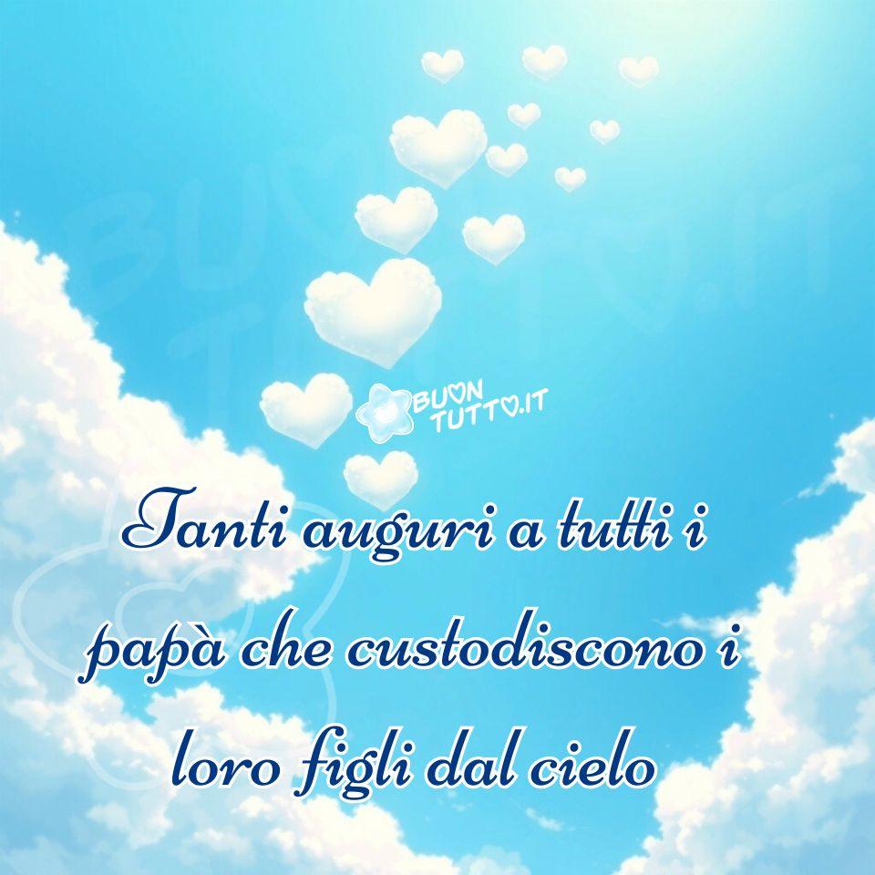 Disegno di un cielo limpido, di un azzurro intenso e luminoso, come nelle mattine più serene. Le nuvole bianche, morbide e brillanti, sembrano sospese senza peso, illuminate da una luce naturale che le rende quasi vellutate al tatto. Alcune di esse si trasformano in cuori bianchi, compatti e vaporosi, che si innalzano verso l’alto come piccoli segni d’amore in viaggio. Le loro forme morbide e leggere sembrano muoversi con delicatezza, guidate da un soffio impercettibile. Lo sguardo viene attirato verso l’alto, dove i cuori di nuvole diventano via via più piccoli man mano che salgono, creando un effetto di profondità che amplifica l’idea di un cammino verso il cielo. L’atmosfera è quieta, quasi sacra, e trasmette un senso di protezione, dolcezza e nostalgia. Tutto appare sereno, sospeso, immerso in una pace profonda. Nella parte bassa dell’immagine compare una frase in carattere corsivo elegante, di colore azzurro con contorno bianco: “Tanti auguri a tutti i papà che custodiscono i loro figli dal cielo.” Le parole sembrano fondersi con il paesaggio, come se fossero parte dell’aria stessa: un messaggio che si dissolve tra le nuvole e continua a salire insieme ai cuori. L’immagine nel suo insieme ricorda una presenza affettuosa e silenziosa: quella dei papà che non ci sono più, ma che continuano a vegliare dall’alto, trasformando il cielo in un luogo di memoria e amore eterno. Una raccolta di nuove e bellissime immagini per la Buona Festa del Papà – 19 marzo, San Giuseppe, da scaricare gratuitamente e condividere con amici, familiari, parenti e gruppi tramite WhatsApp, Facebook, X/Twitter, Pinterest, Telegram, LinkedIn, Instagram e le tue piattaforme social preferite. Autore BuonTutto.it 